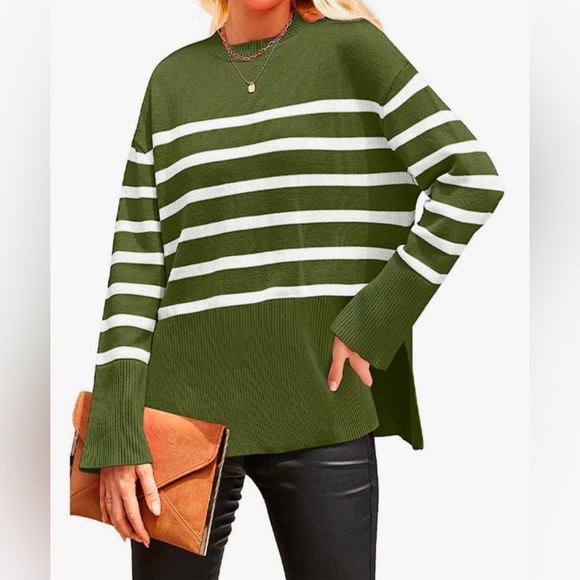 Zesica Sweaters - NWT Striped Knit Crewneck Pullover Side Split size Small